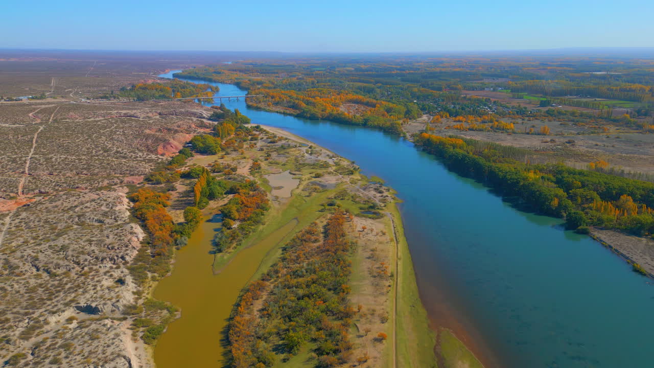 Veduta aerea di un fiume che scorre attraverso un paesaggio arido e autunnale