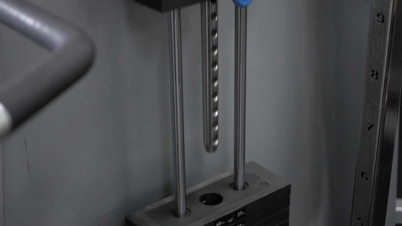 pesas mecánicas levantadas en una máquina de entrenamiento con pesas.