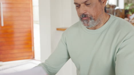 hombre leyendo el periódico en casa