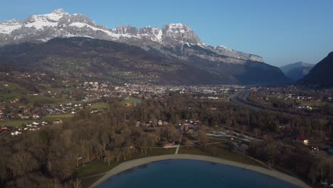 Sallanches,-Frankreich-In-Den-Alpen-Unterhalb-Des-Mont-Blanc---Luftabstieg-über-Den-Passy-See