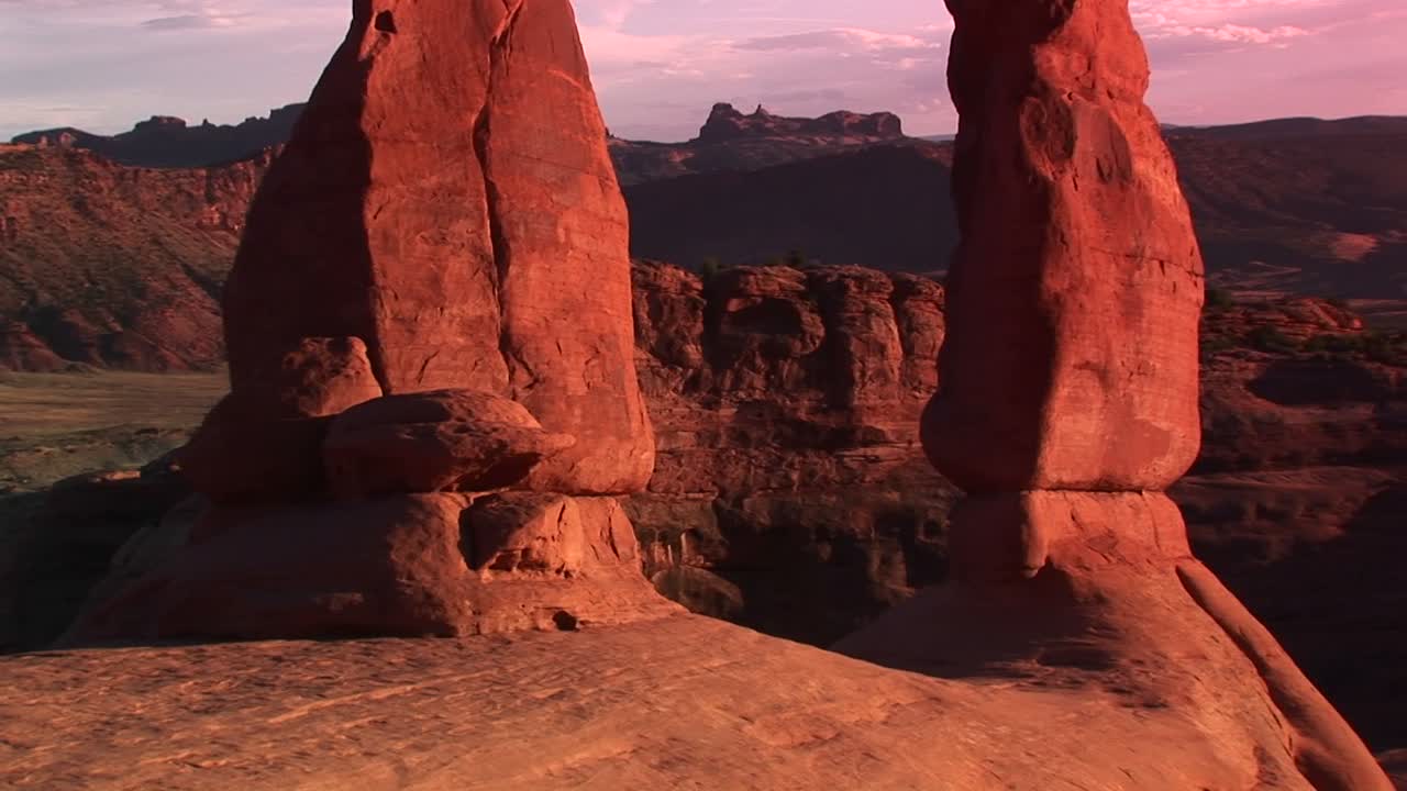 유타 아치스 국립공원에 있는 섬세한 아치의 베이스에서 꼭대기까지 패업