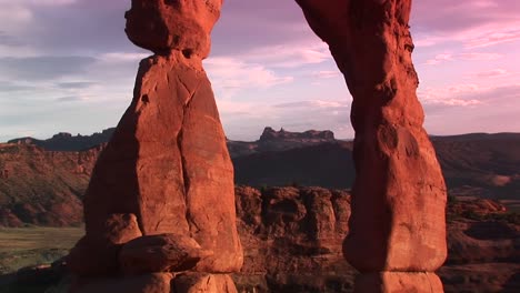 Panup-Von-Der-Basis-Bis-Zur-Spitze-Des-Zarten-Bogens-Im-Arches-Nationalpark-Utah