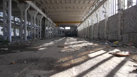 destrucción y escombros en salas en ruinas, lugar abandonado aterrador - exploración urbana