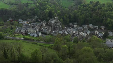 Gorgeous-village-and-church-nestled-in-a-little-French-hamlet,-Orcival