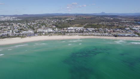 Vista-Aérea-De-La-Ciudad-Y-La-Playa-De-Kingscliff-Junto-A-La-Bahía-De-Wommin-En-Nsw,-Australia