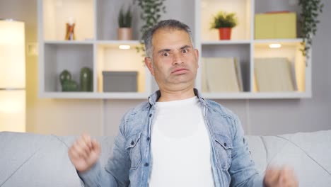 el hombre soñoliento bostezó.