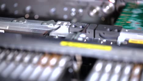 ensamblaje de los componentes de la placa base por máquina de cerca