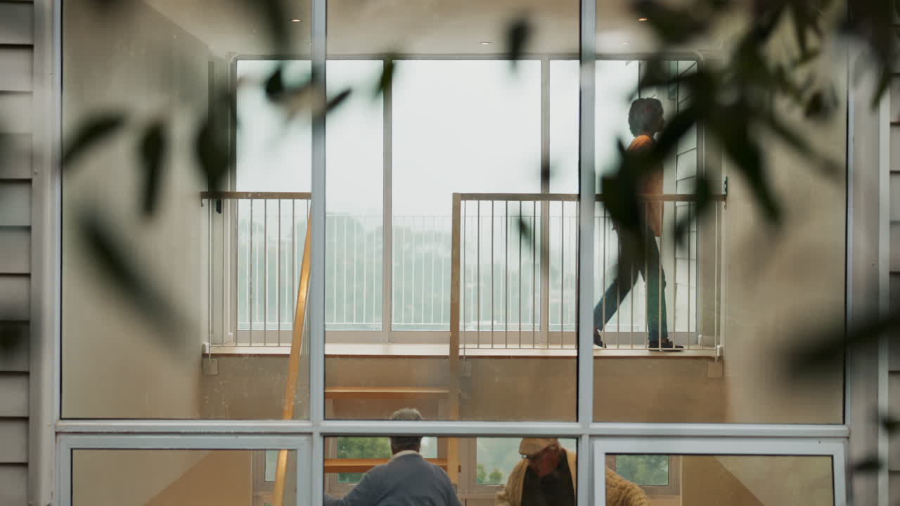 dos mujeres mayores suben las escaleras dentro de una casa