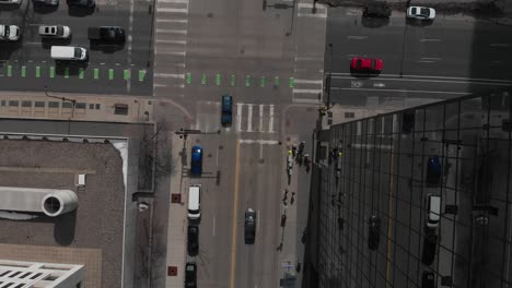 vista panorámica, calle en el centro de minneapolis, tráfico pasando
