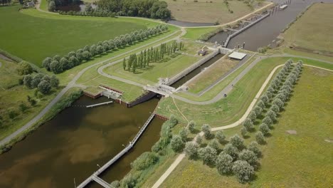 Vista-Aérea-De-Drones-De-La-Puerta-Del-Canal-De-Sluis-Empel-En-Noord-Brabant,-Países-Bajos,-Europa
