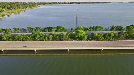 Toma-Panorámica-Del-Puente-Sobre-El-Lago-Ray-Hubbard-En-Rockwall,-Texas