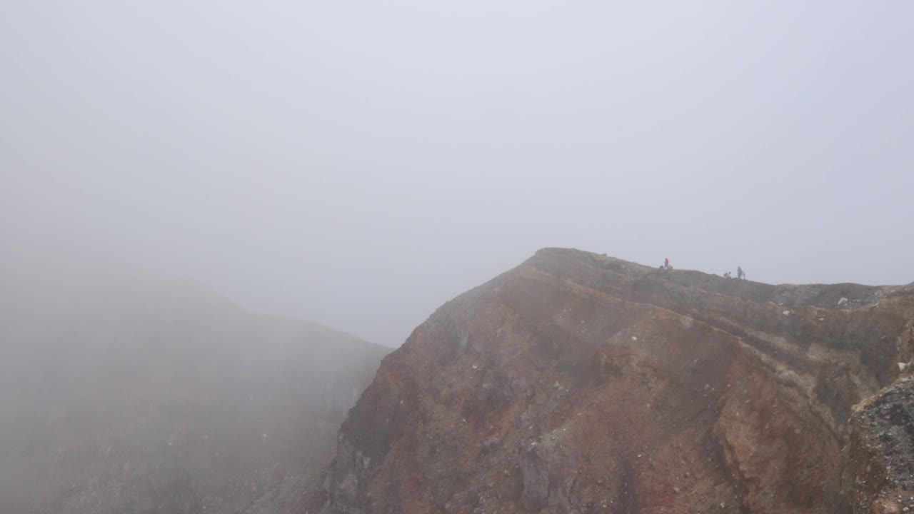 엘살바도르의 산타아나 화산 분화구 꼭대기, 높은 고도, 낮은 가시성