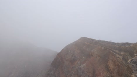 cima del cráter del volcán santa ana en el salvador, alta altitud baja visibilidad