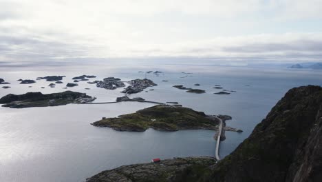 con vistas al océano y todas las islas conectadas de henningsvaer con el sol atravesando las nubes