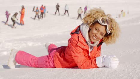 Attraktive-Junge-Frau-Entspannt-In-Einem-Skigebiet