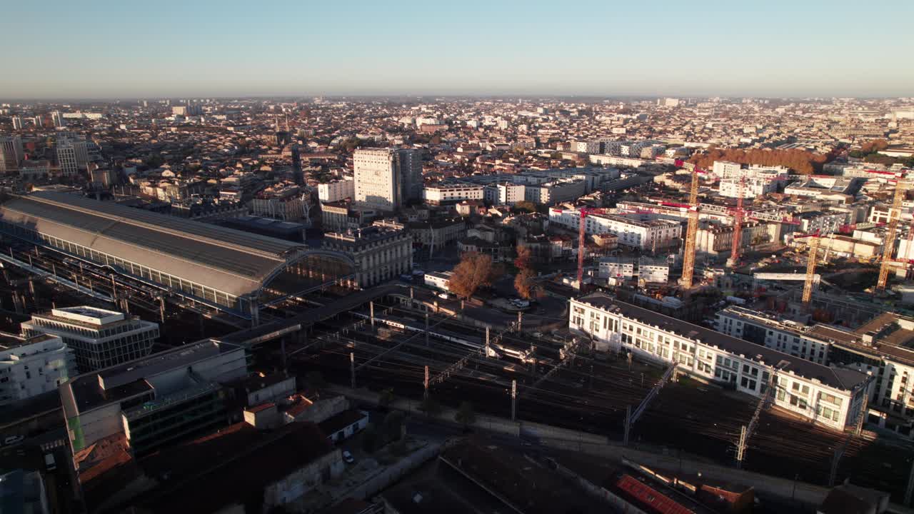 Vista aerea dello skyline di Bordeaux, in Francia, con la stazione ferroviaria di Saint-Jean in primo piano, video 4K