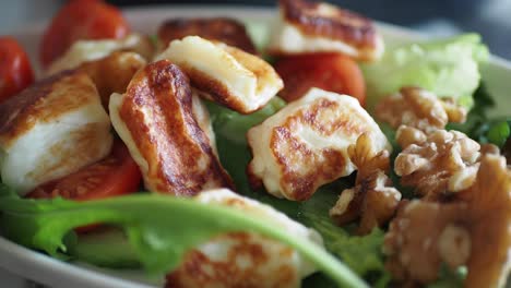 grilled halloumi salad with tomatoes and walnuts