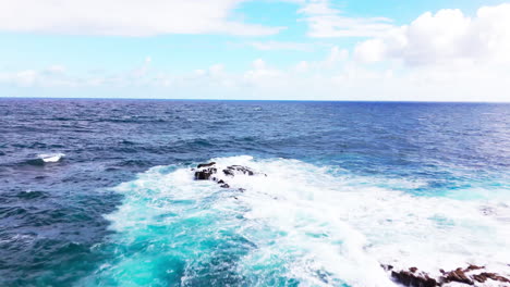 Vídeo-Cinematográfico-Con-Drones-De-Olas-Grandes-Y-Poderosas-Rompiendo-Contra-Las-Rocas-Durante-Un-Caluroso-Día-De-Verano-En-La-Isla-De-Hawái-Durante-Un-Viaje-Explorando-Toda-La-Isla.