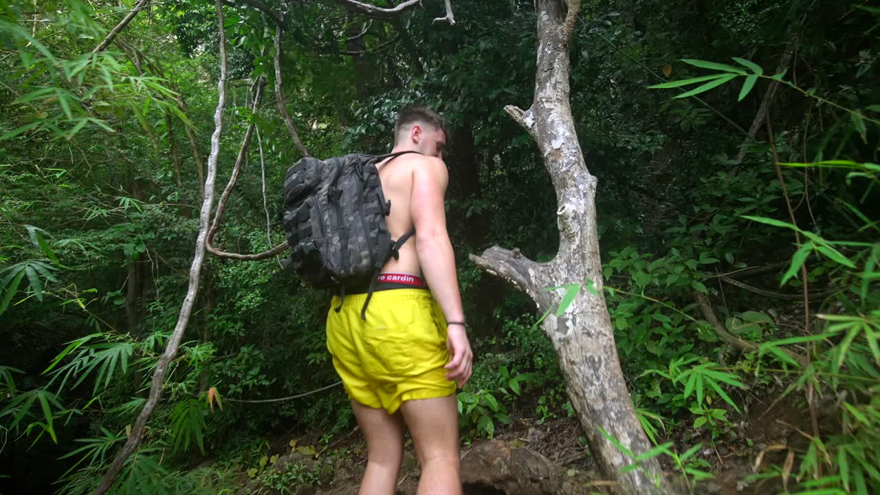 imágenes de un hombre modelo caminando en la selva desde la playa de railay en krabi tailandia imágenes de increíbles paisajes tailandeses naturaleza increíble con rocas locas, selva