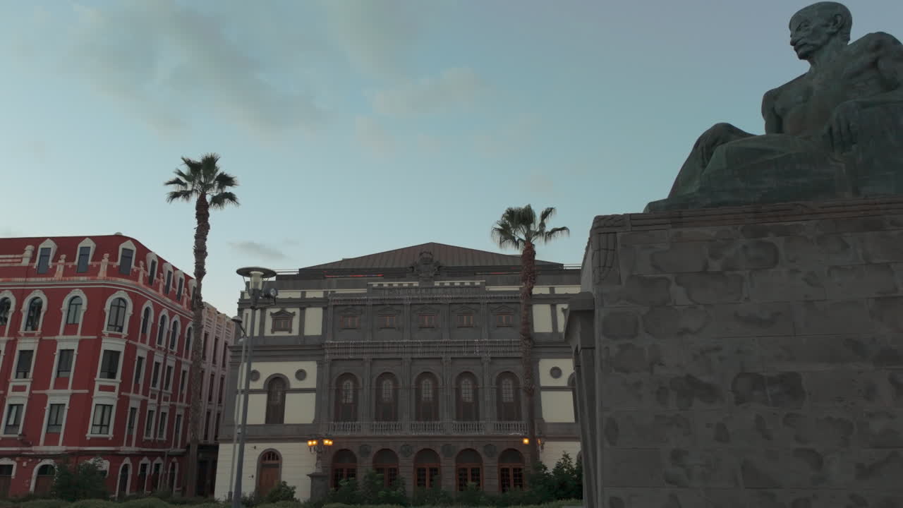 панорама театра бенито перес галдоса и на переднем плане статуя в честь писателя