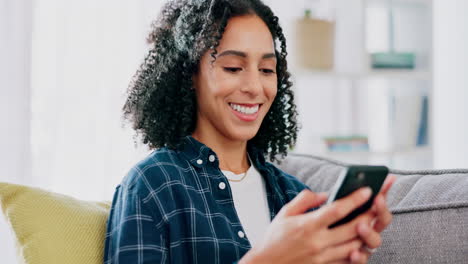 Teléfono,-Mujer-Feliz-Y-Negra-En-Un-Sofá-Con-Redes-Sociales