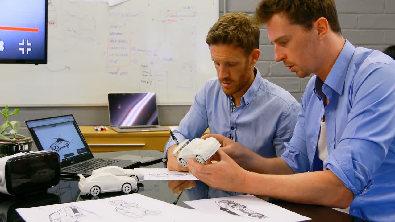 colegas de negocios discutiendo sobre el modelo de coche 4k