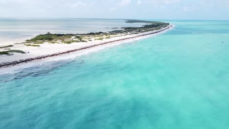 aerial de isla blanca, méxico, vista de la pintoresca escena donde las olas chocan suavemente en la prístina playa de arena blanca