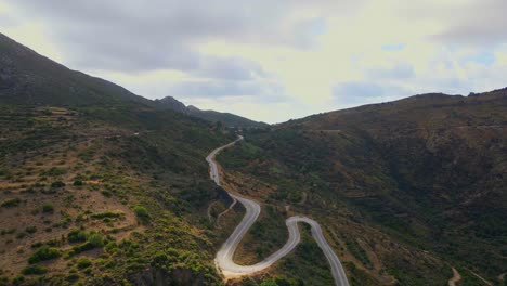 Carretera-De-Horquilla-En-El-Paisaje-Montañoso-Griego