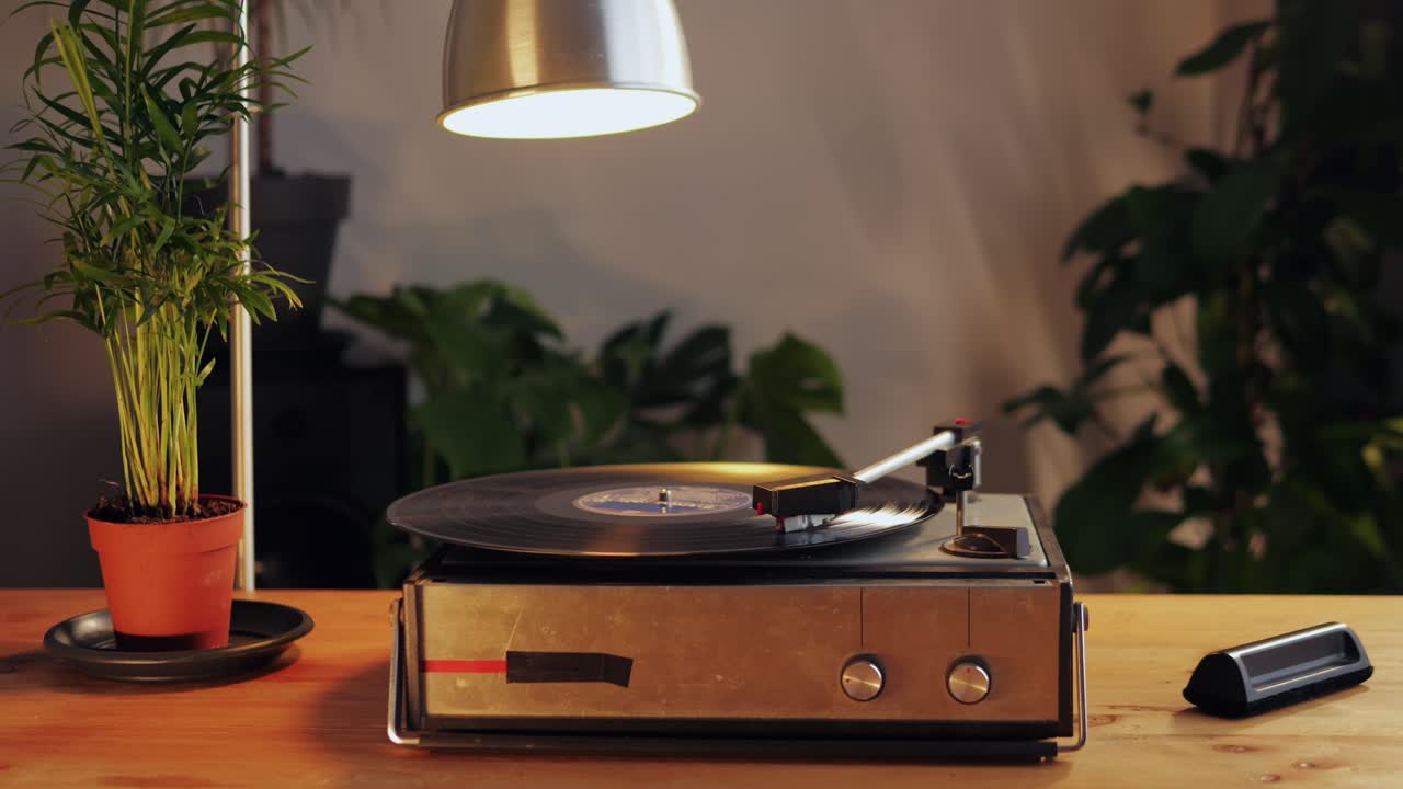 reproductor de discos de vinilo retro tocando música, macro disparo de primer plano de disco de lp vintage girando el fonógrafo antiguo. reproductor de música retro.