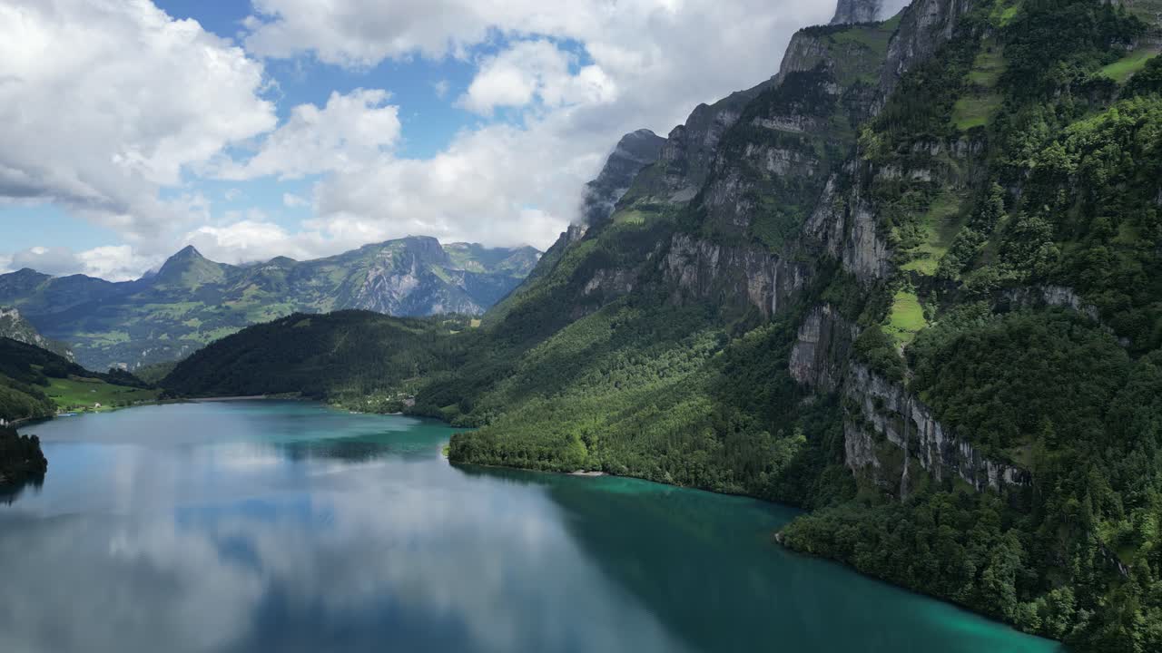 Paesaggio onirico della Svizzera vicino al lago Klontalersee, ripresa con drone.