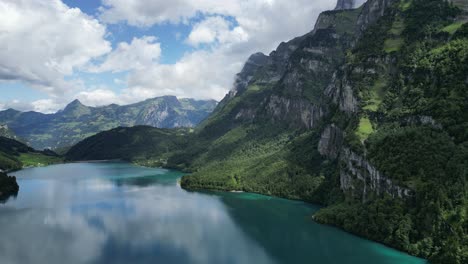 Paisaje-De-Ensueño-De-Suiza-Cerca-Del-Lago-Klontalersee,-Disparo-Con-Drones