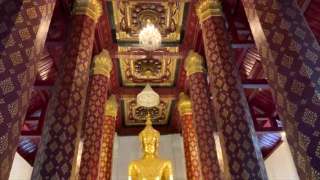 Estatua-Dorada-De-Buda-Dentro-Del-Templo-En-Tailandia