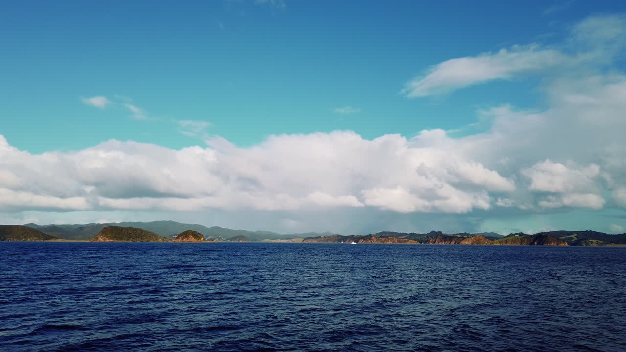 cloudscape와 푸른 하늘 아래 졸졸 흐르는 바다 옆 섬의 아름다운 풍경 - 뉴질랜드의 섬의 만