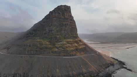 Panorama-De-La-Montaña-Cerca-De-La-Playa-Dorada-De-Tungurif-En-Los-Fiordos-Occidentales,-Islandia