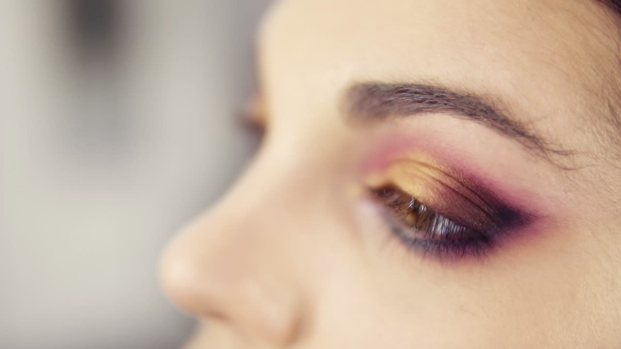 los toques finales en un proceso de creación de perfectos ojos de humo sin defectos