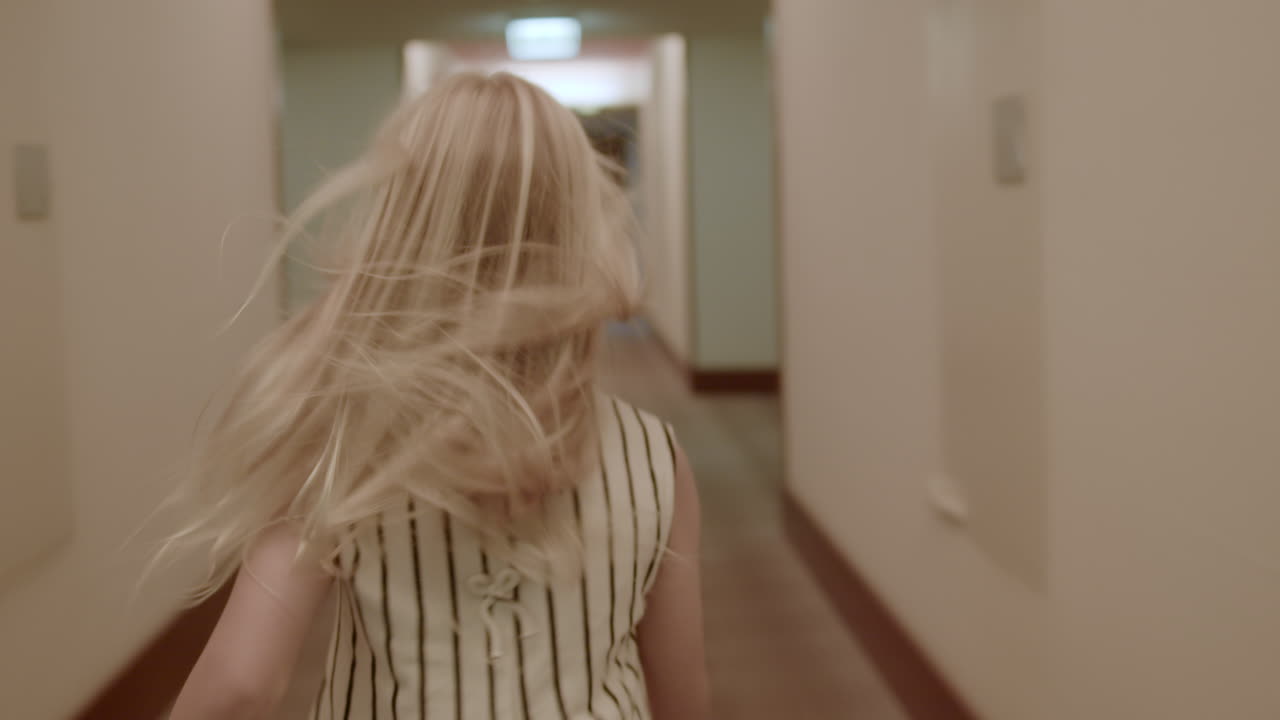 호텔 복도에서 달리는 아이