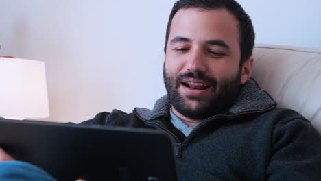 hombre de negocios trabajando en una tableta en casa