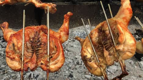 comida callejera tailandesa: pollos a la parrilla con carbón