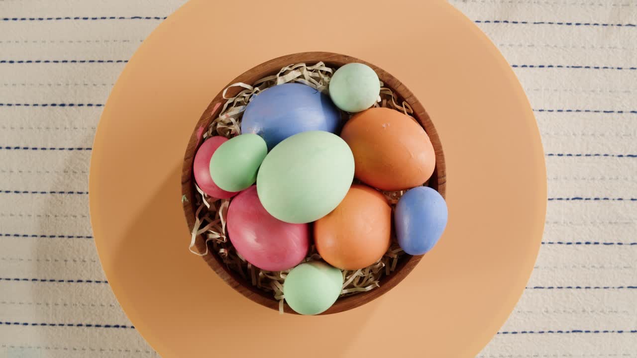 오렌지색 배경에 있는 그에 색이 있는 달 - 오렌지 색의 배경에 달린 달 - 부활절 준비, 그림 그리기, 달 장식 - 기독교 축제, 가족 전통