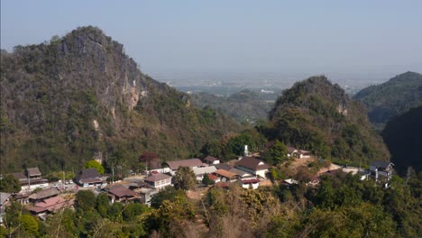 el popular parque nacional de thamluang khunnam nangon en el pueblo de pha mi, tailandia