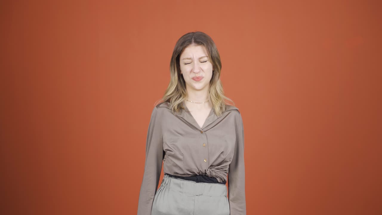 젊은 여자는 혐오감을 느 ⁇ 습니다.