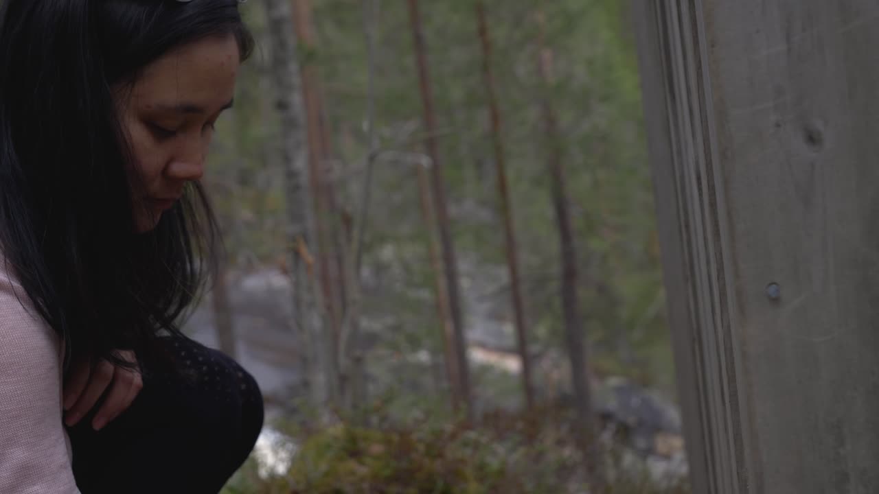 소녀는 숲에서 땅에 뭔가 놀고 있다