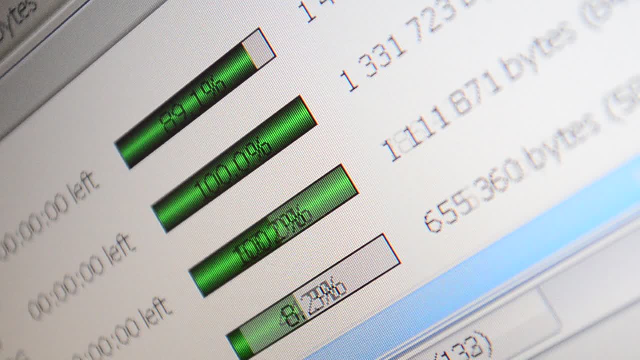 Proceso de transferencia en internet. Carga de archivos. El proceso de carga de archivos en internet en la pantalla de un ordenador
