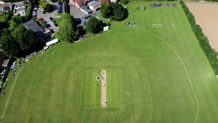Filmato drone 4K che si immerge in una partita di cricket in un villaggio del Kent, Regno Unito