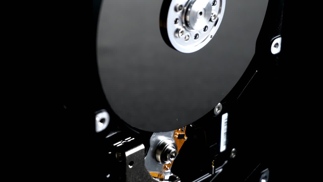 디스크와 모터 허브가 제거 된 hdd는 구리 색의 스테이터 코일과 베어링을 나타니다.