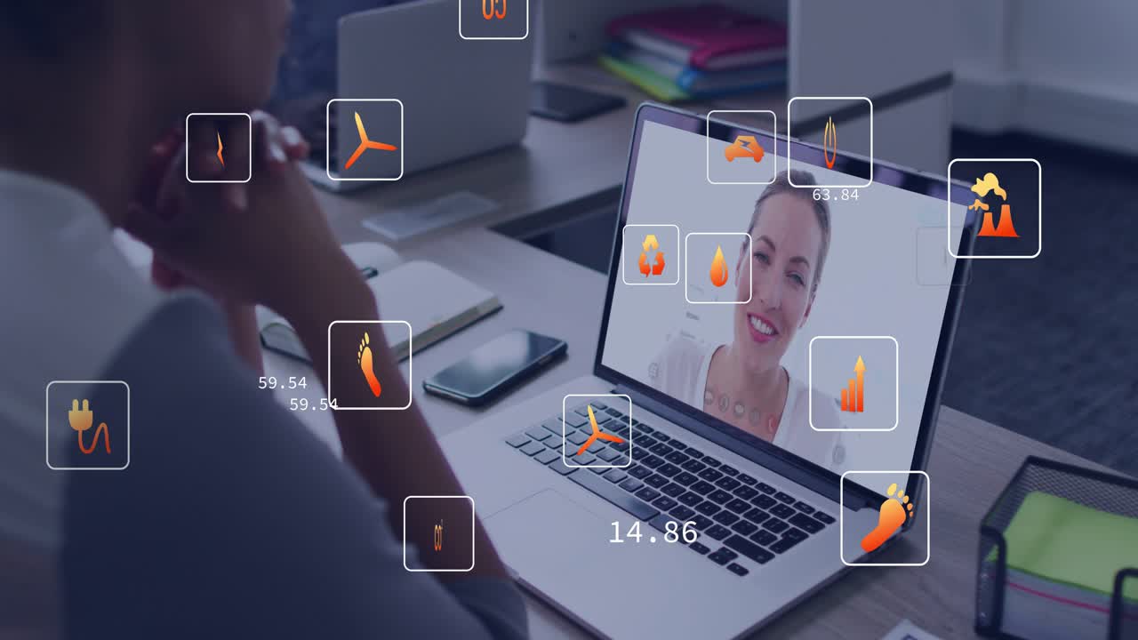 En kvinde ved skrivebordet ser et videoopkald på sin bærbare computer, hvor en præsentator taler, og der frembringes energiikoner, der visualiserer målinger.
