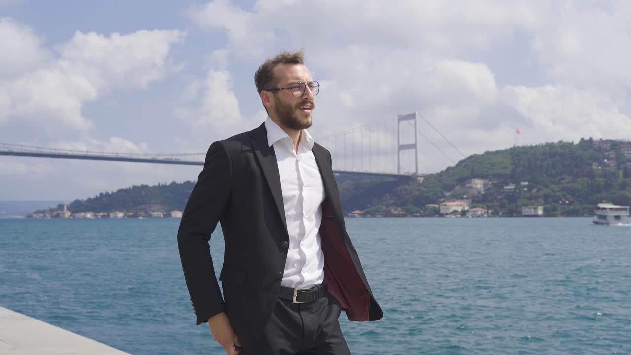 hombre de negocios aburrido por el mar en la ciudad.