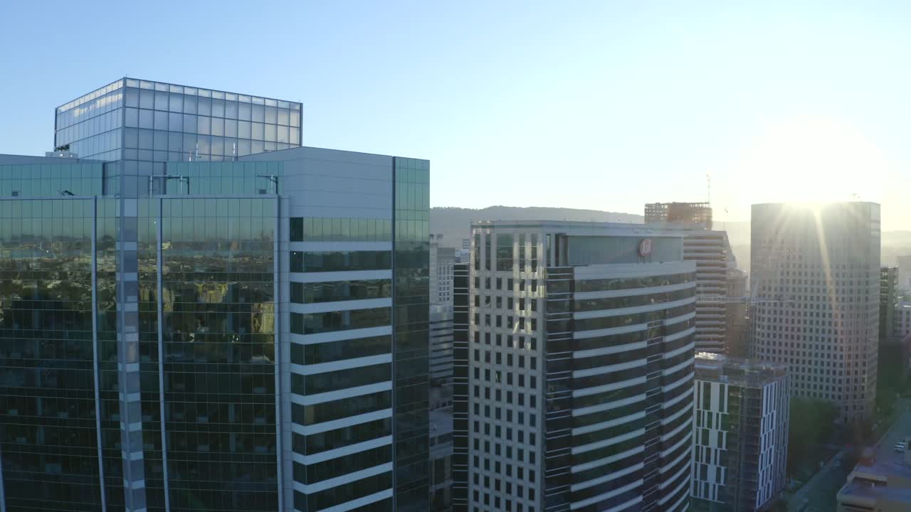 los colores de la mañana del amanecer lanzan destellos de lentes a través de la pantalla a medida que nos elevamos como el ave fénix para saludar el día