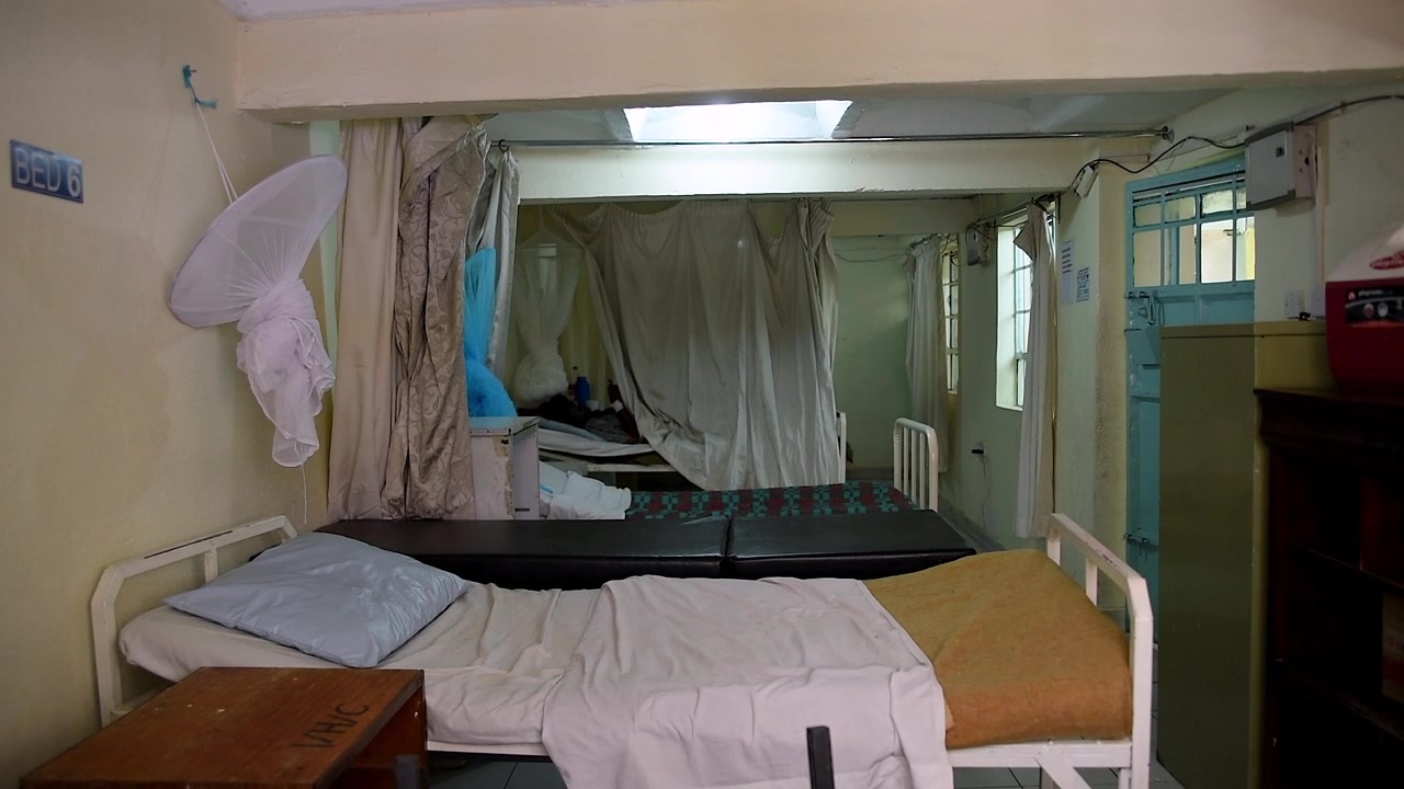 Um quarto com leitos hospitalares vazios em uma clínica em uma comunidade em Nairóbi, Quênia