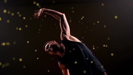 animación de un jugador de baloncesto caucásico estirándose y puntos de luz en fondo negro